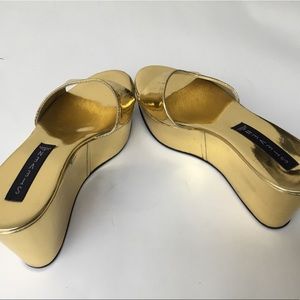 Steven Madden Pre Owned Gold Platform Mules Steven Madden Pre Owned Gold Platform Mules